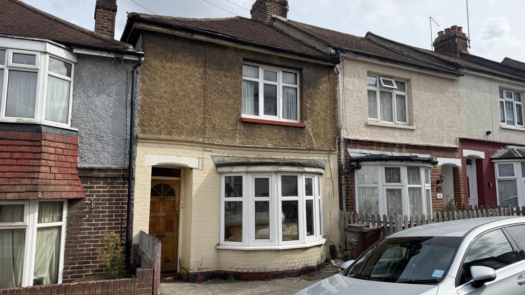 Lot: 172 - TERRACE HOUSE FOR REFURBISHMENT - Front of property